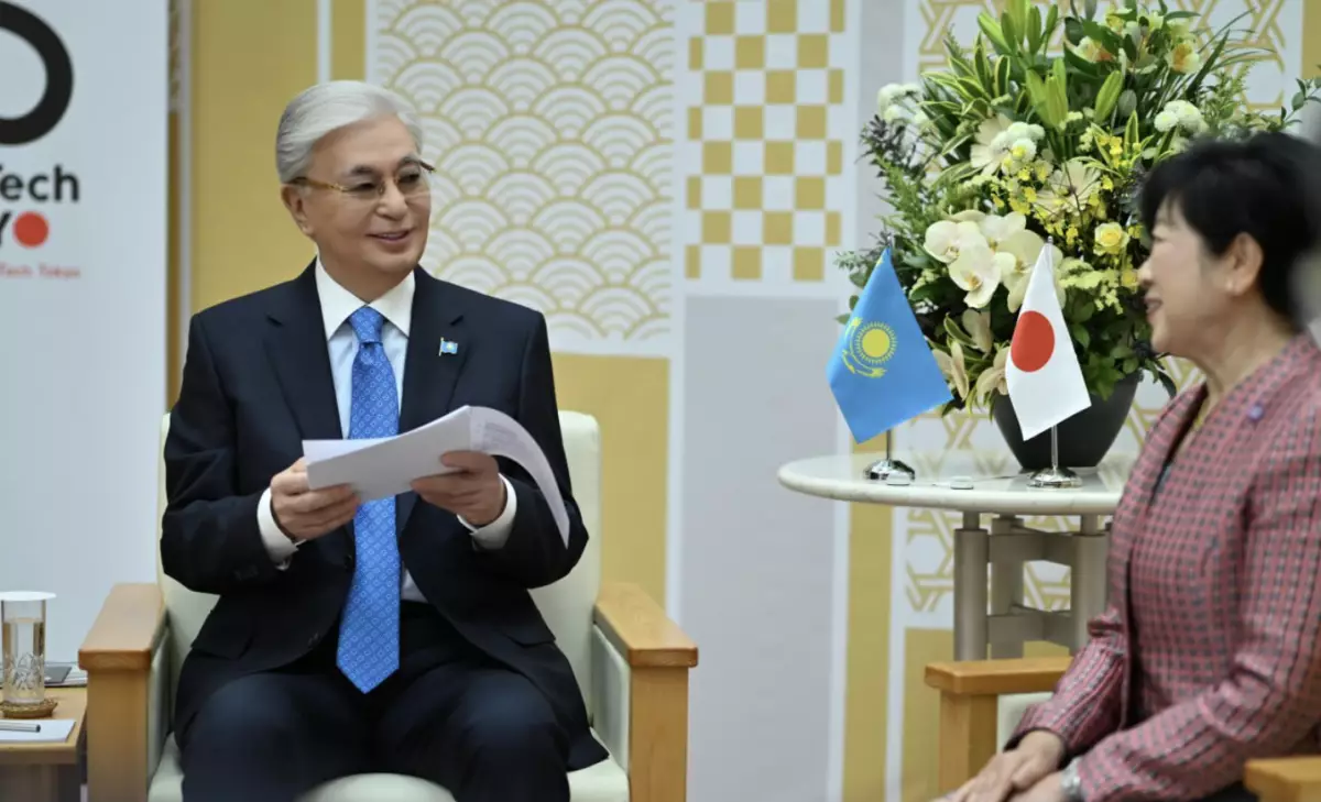 «Қош келдіңіз!»: Токио губернаторы Тоқаевты қазақ тілінде қарсы алды (ВИДЕО)