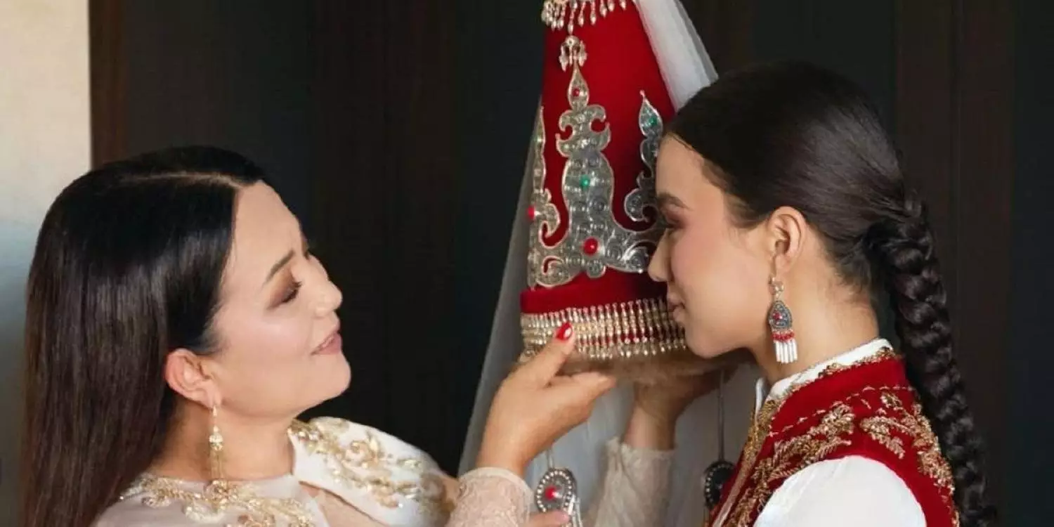 «Жарты жыл дайындалған сәукеле»: Света Айтбаева қызы Раушанның ұзатуындағы ерекше дәстүрді айтты