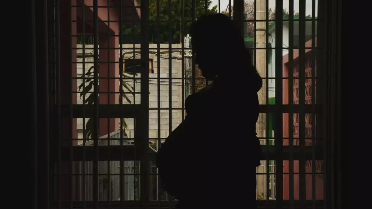 Түрмеде отырған жүкті әйелдер кісенделген күйінде босана ма: министрлік мәлімдеме жасады