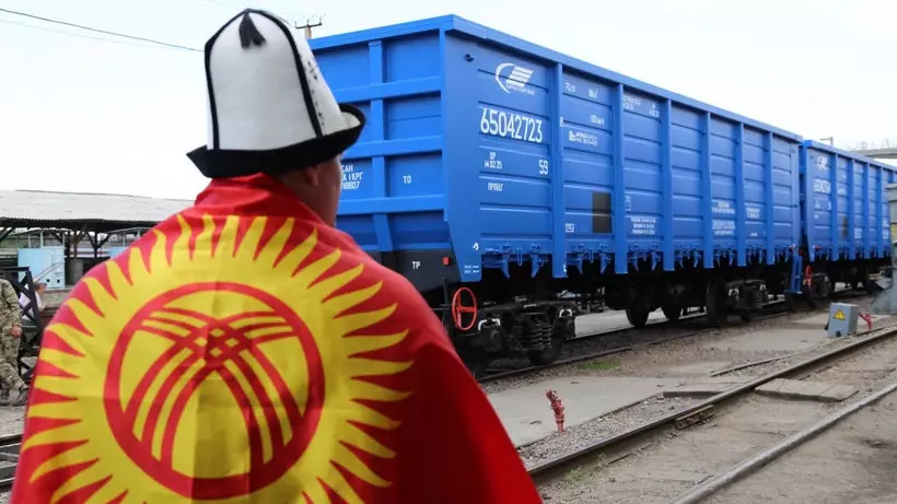 Экстремалды спортшы 165 тоннадан асатын жүк вагондарын қалай жылжытты