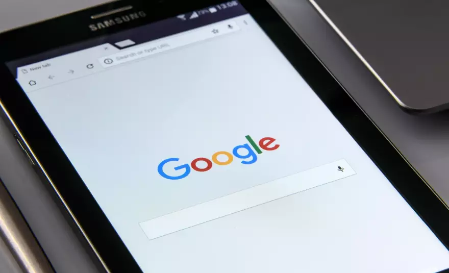 Google запускает модель ИИ Gemini на казахском языке