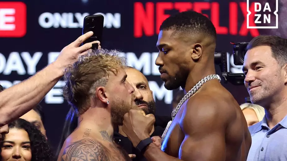 Энтони Джошуа и Джейк Пол провели дуэль взглядов (ВИДЕО)