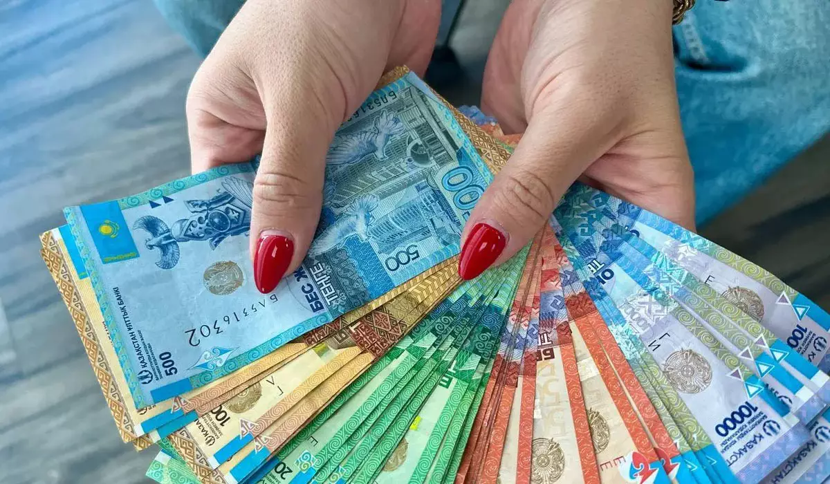 Руководитель ДК выплатила зарплату посторонним на 2,6 млн тенге в Акмолинской области