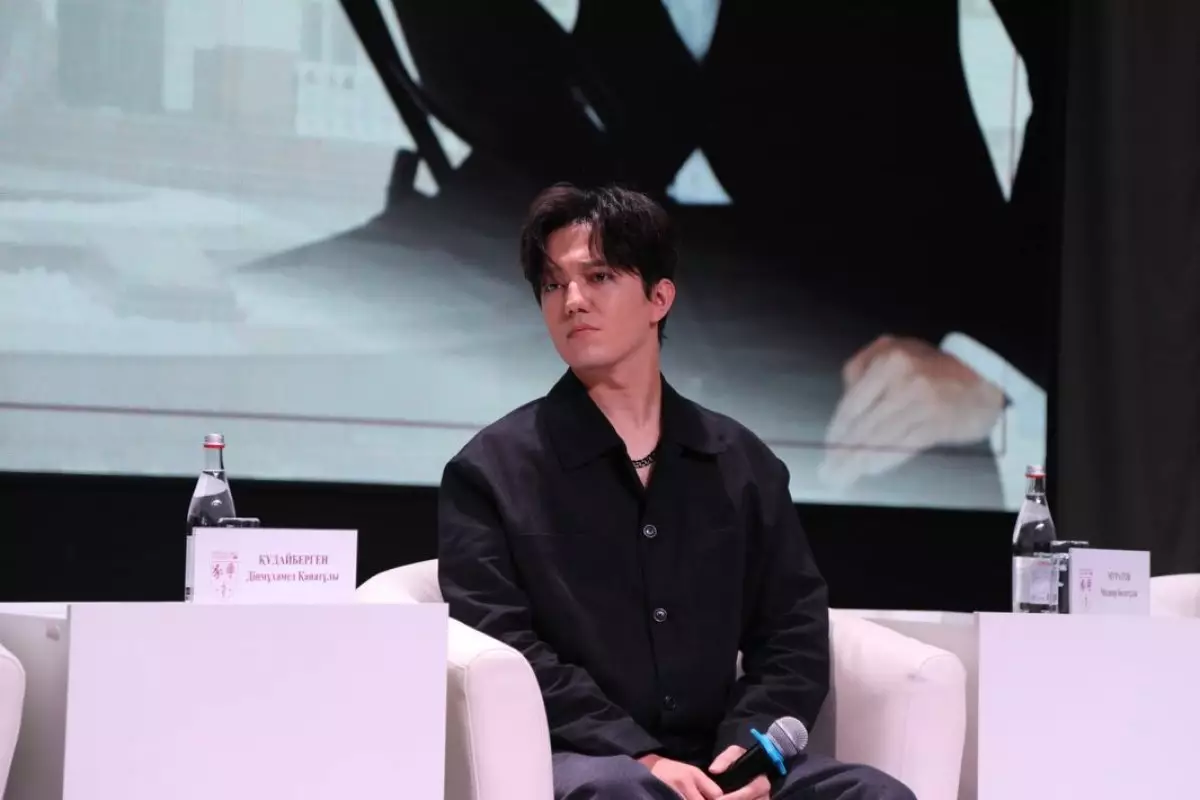 Димаш Құдайберген Халықаралық мигранттар күніне арналған құттықтауын жолдады (ВИДЕО)