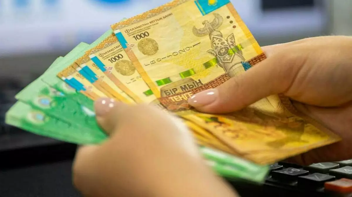 Казахстан за год сократил долю наличных расчётов до уровня развитых стран