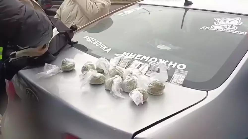 Мужчина на авто с надписью “Я девочка, мне можно“ совершил серьезное преступление в Астане