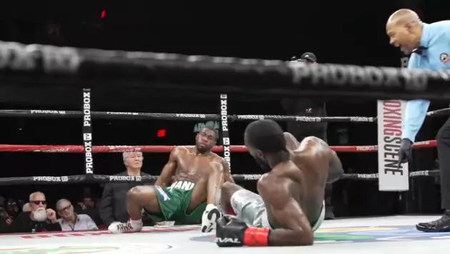 Одновременными нокдаунами обернулся бой на вечере бокса в США