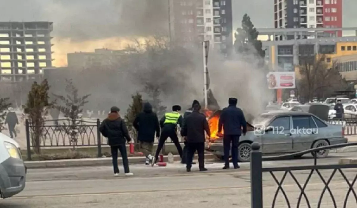 Ақтауда полиция қызметкерлері көліктен шыққан өртті сөндіріп, жүргізушісін құтқарып қалды