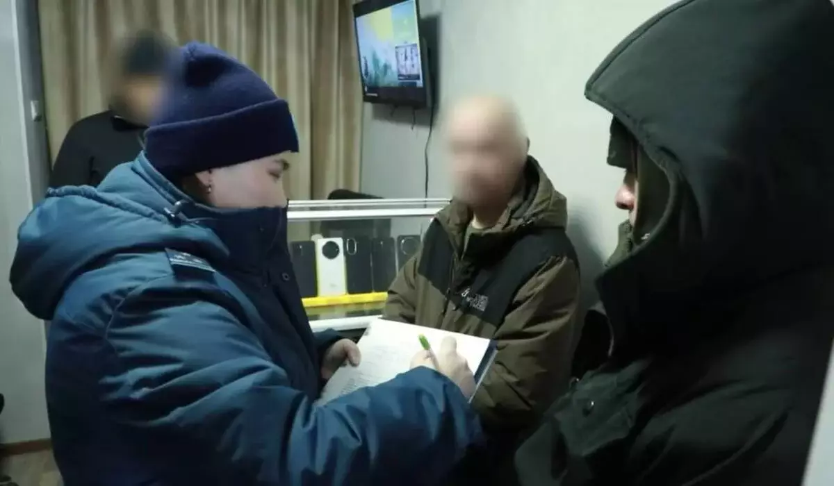 Изъяты больше 600 смартфонов: подозреваемых в нелегальной скупке гаджетов задержали в Астане (ВИДЕО)