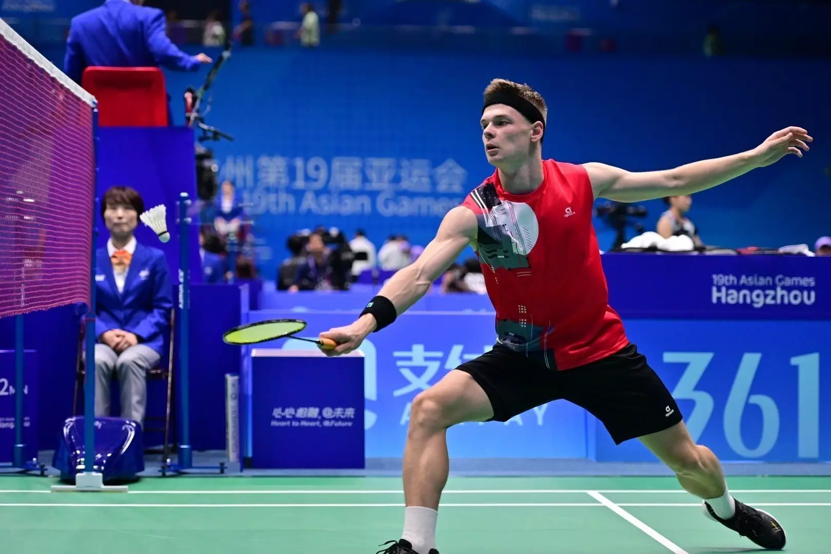 Дмитрий Панарин вышел в 1/8 финала международного турнира по бадминтону