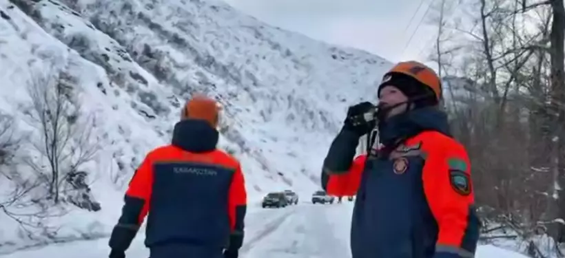 Профилактические спуски лавин провели на автодороге в ВКО