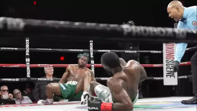 Жекпе-жек кезінде екі боксшы да бір мезетте құлады: бірақ жеңімпаз бар