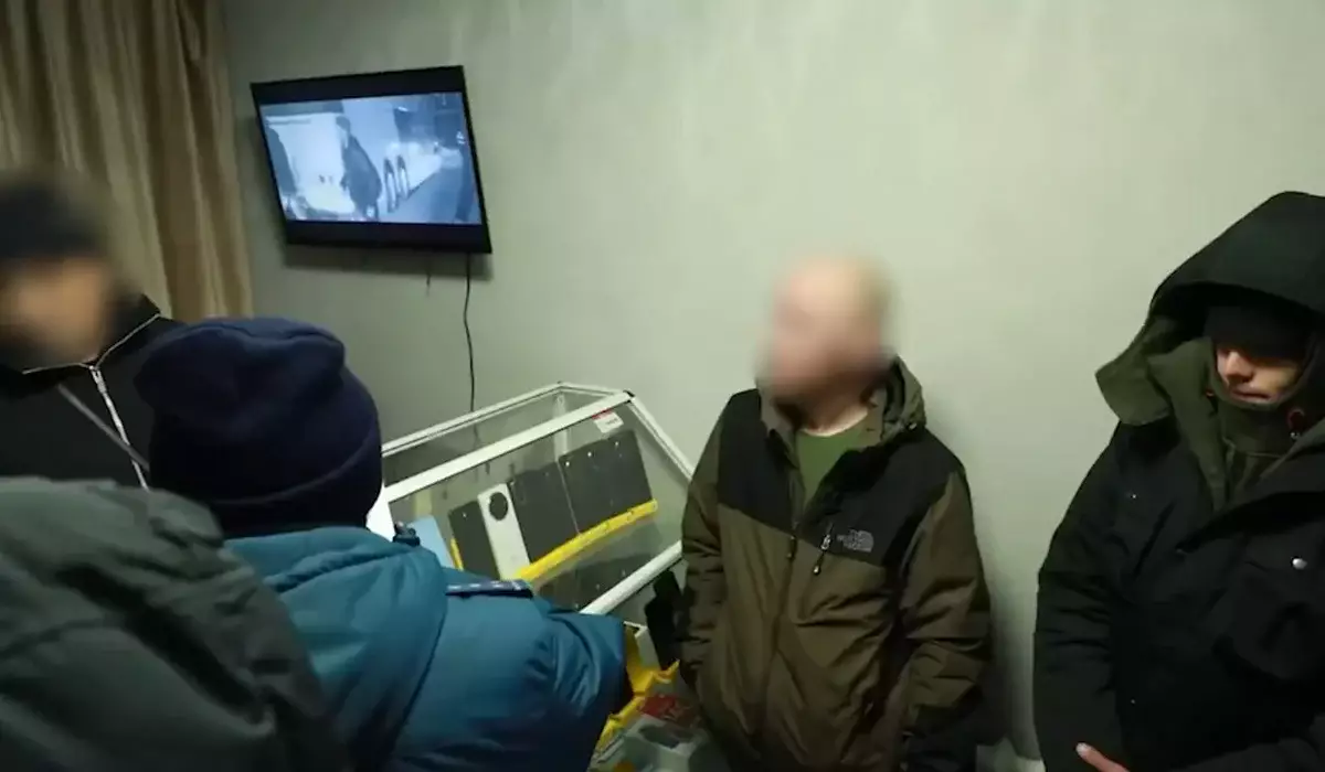 «Ұрланғандары бар»: Астана полициясы бутиктерді жаппай тексеріп, 600 телефонды тәркілеп әкетті (ВИДЕО)