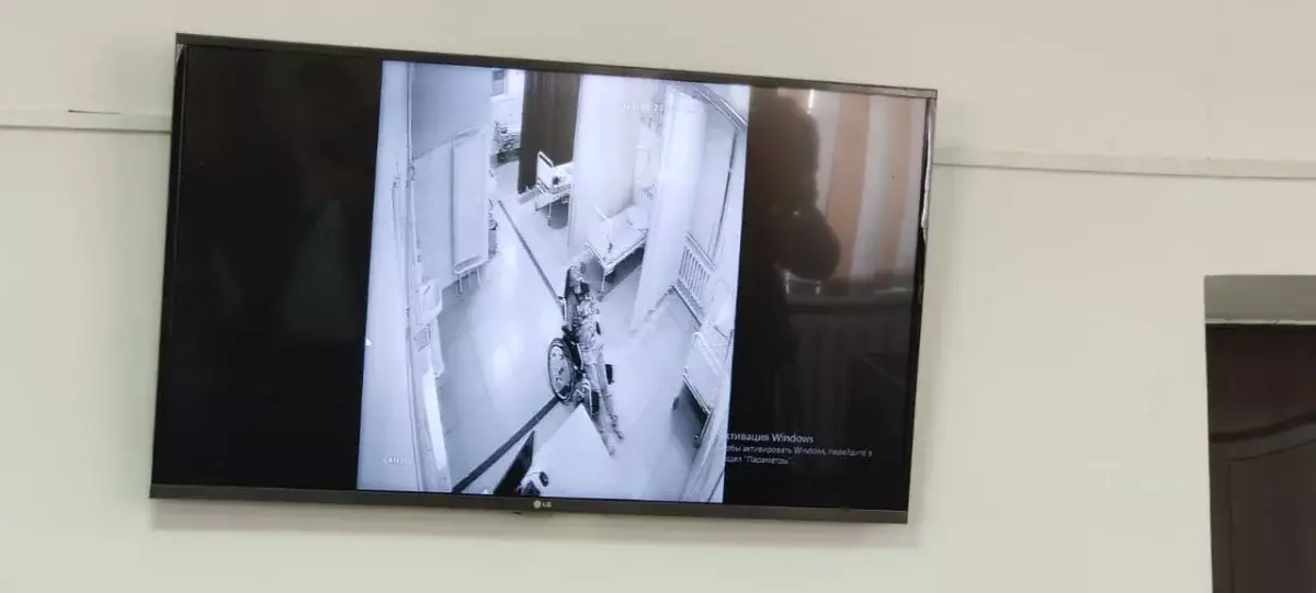 В суде показали шокирующие кадры из больницы с Айзат Джумановой после избиения