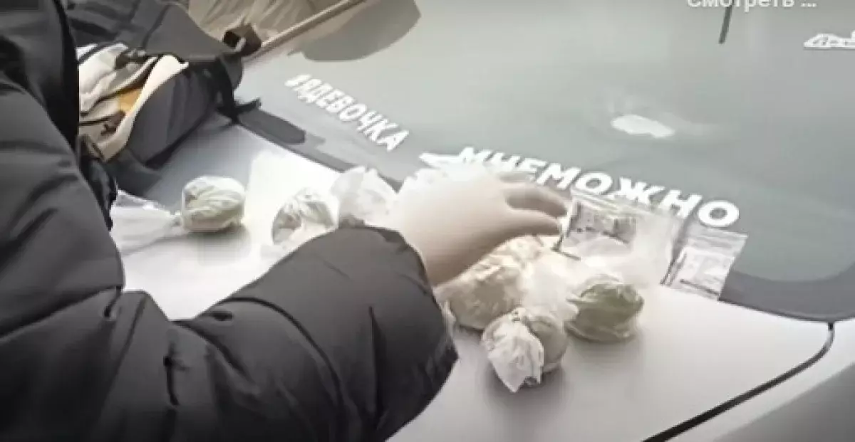 В Астане водитель с надписью «Я девочка, мне можно» оказался наркокурьером