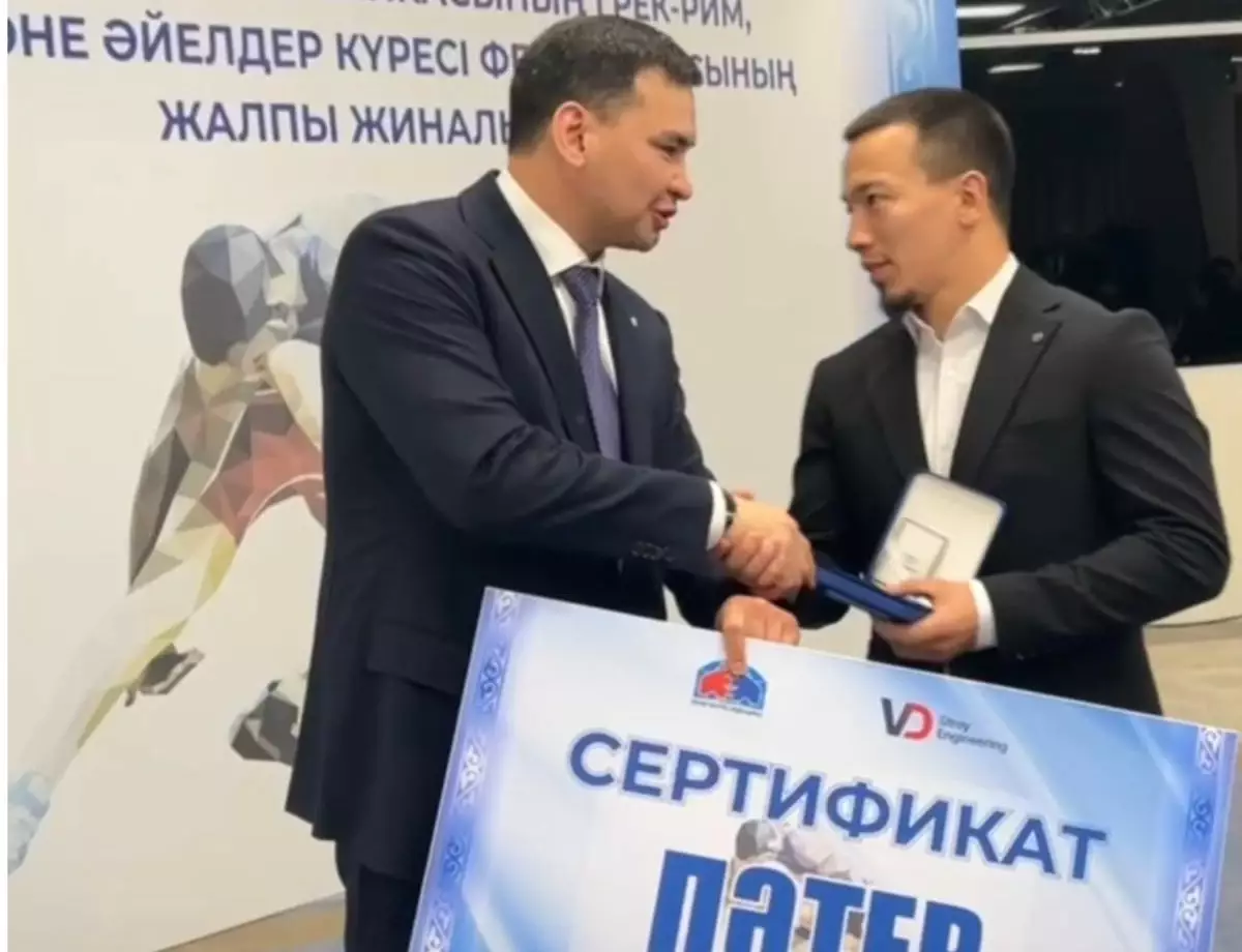 Әлем чемпионы Айдос Сұлтанғалиға федерацияның жаңа басшысы пәтер кілтін табыстады