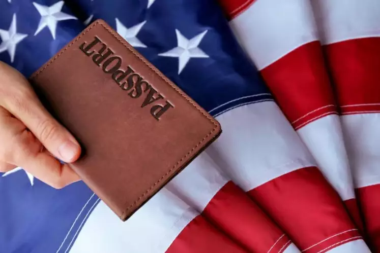 США приостановили выдачу грин-карт