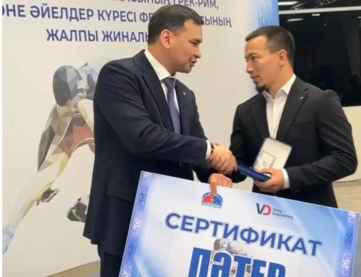 Әлем чемпионы атанған Айдос Сұлтанғалиға федерация пәтер кілтін табыстады