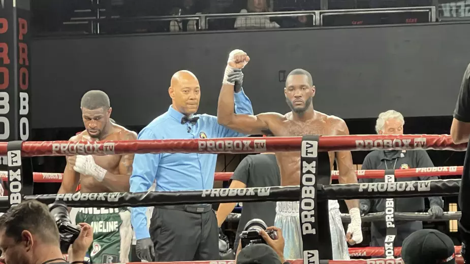 В США боксёры одновременно отправили друг друга в нокдаун (ВИДЕО)