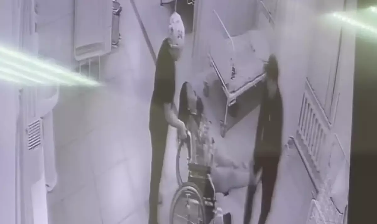 Шокирующие кадры из больницы с Айзат Джумановой после избиения показали на судебном заседании в Талдыкоргане