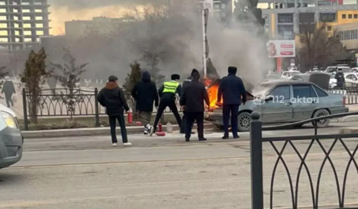 Полицейские спасли мужчину из горящего автомобиля в Актау