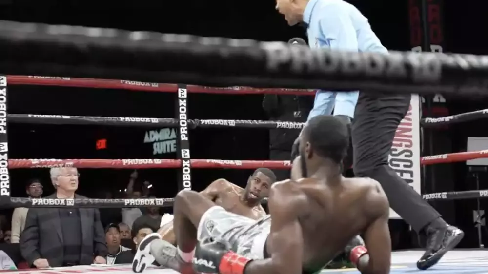 Боксёры отправили друг друга в нокдаун одновременно: редкое видео