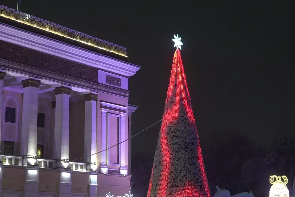 Зажжение гирлянд на елках: алматинцы делятся хорошим настроением