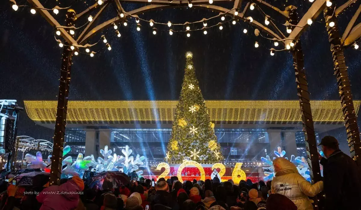 Новогодняя сказка: в Алматы зажглись главная елка города и праздничные инсталляции