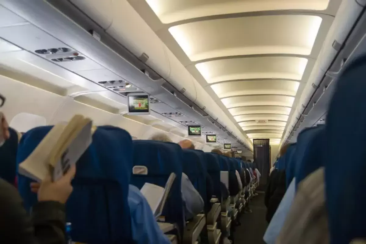Иностранный пассажир снят с рейса за курение на борту самолета