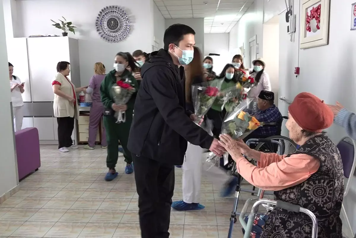Алматинские волонтёры в преддверии Нового года поздравили пенсионеров