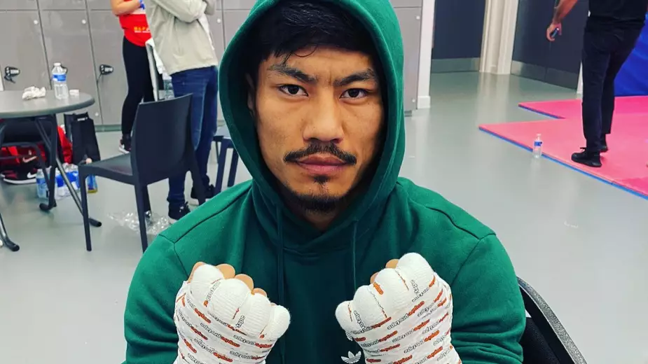 Казахстанец получил бой-иллюминатор