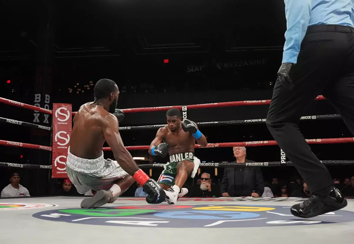 Қос боксшы бір мезетте нокдаунға түсті (ВИДЕО)