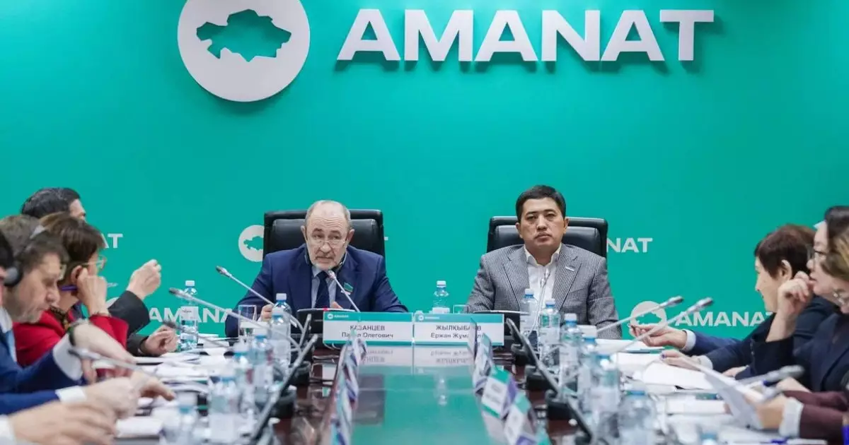   «AMANAT» партиясы жүйелі мәселелер мен аймақтық бақылау шараларын талқылады   