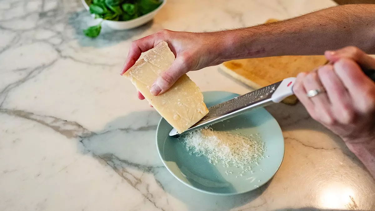 Тренд на сыр с высоким содержанием белка заставляет поклонников фитнеса отказываться от батончиков, но эксперты советуют не злоупотреблять им.