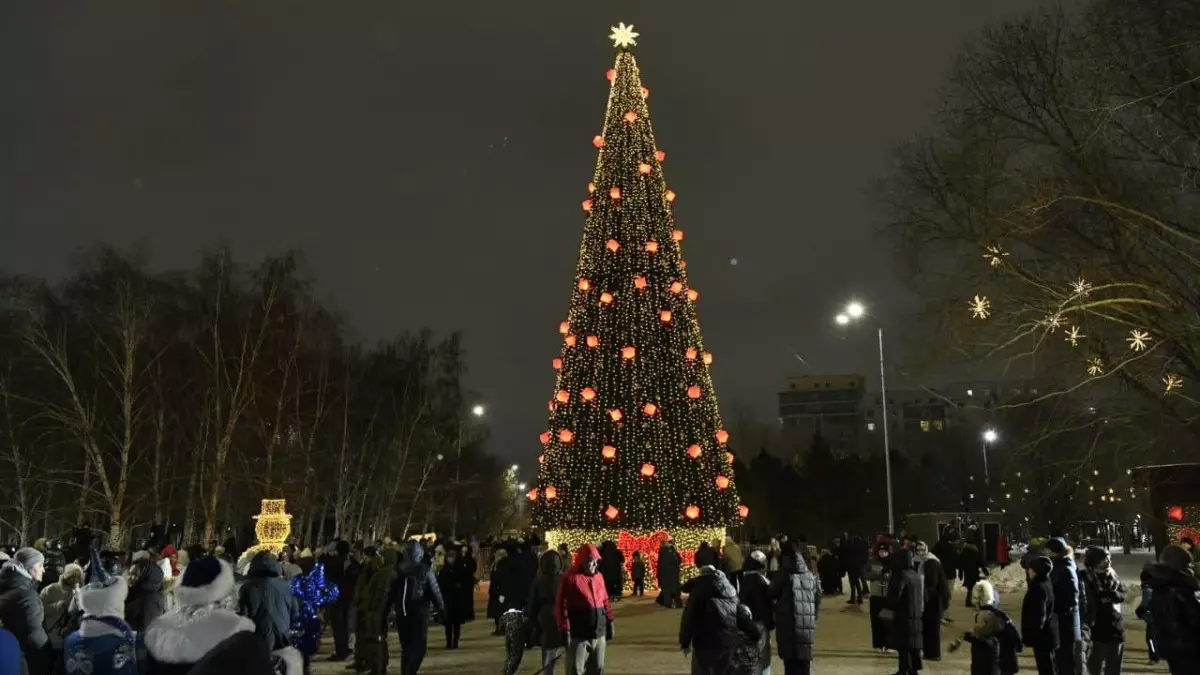 В Астане зажгли главную елку в парке Ататюрка