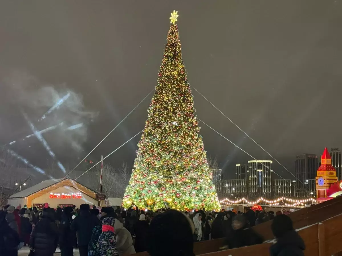 Новогодние елки засияли во всех районах Астаны