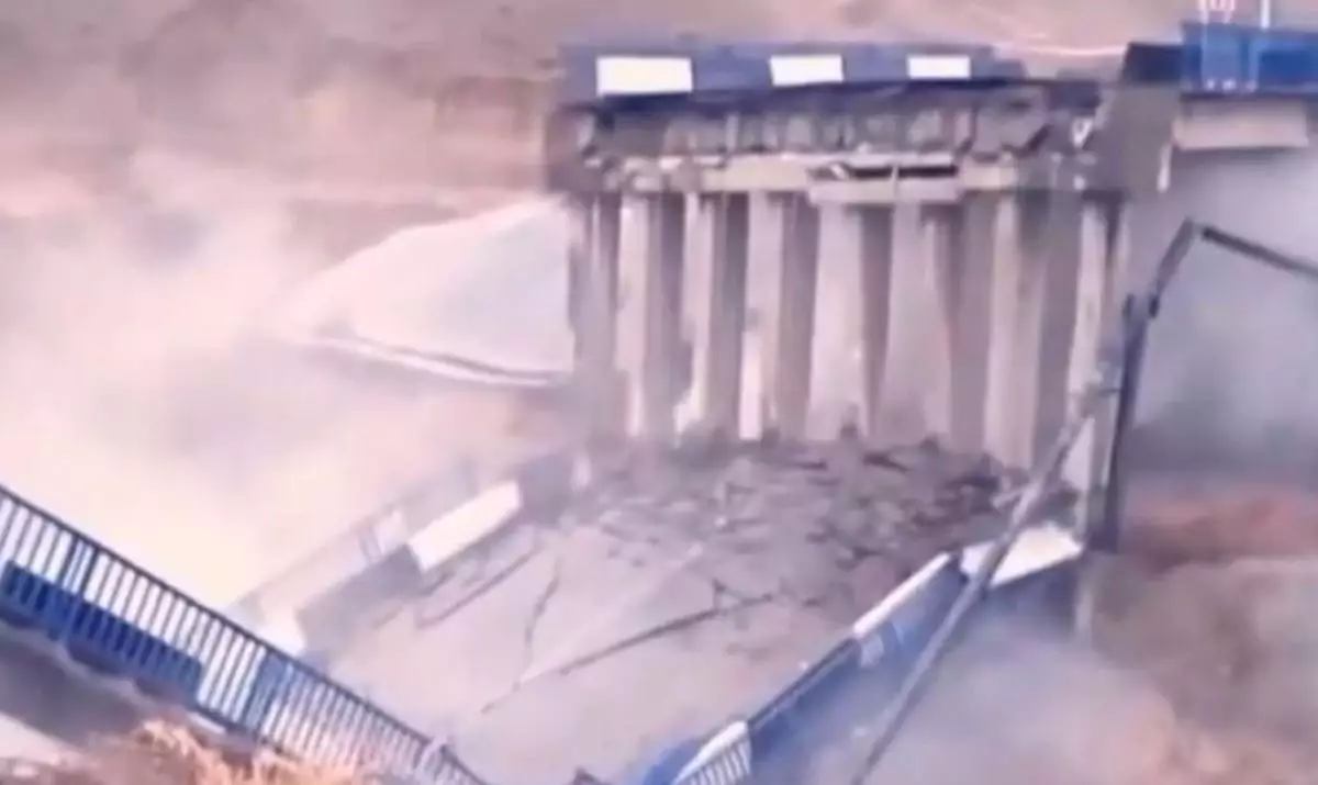 "Құлайтынын 2 жыл бұрын ескерттік": Түркістан облысында көпірі опырылған ауыл тұрғындары ауызсусыз қалды