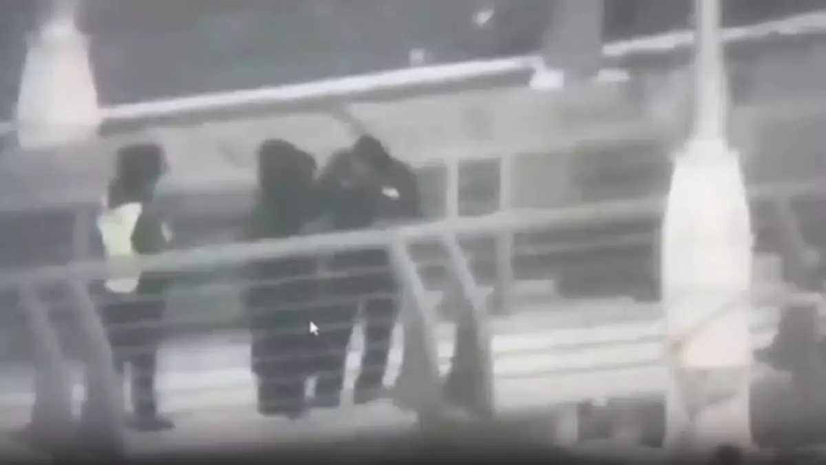 Атырауда көпірден секірмек болған адам құтқарылды