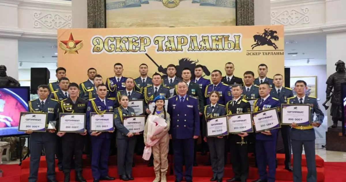  Қорғаныс министрі «Әскер тарланы» байқауының жеңімпаздарын марапаттады 