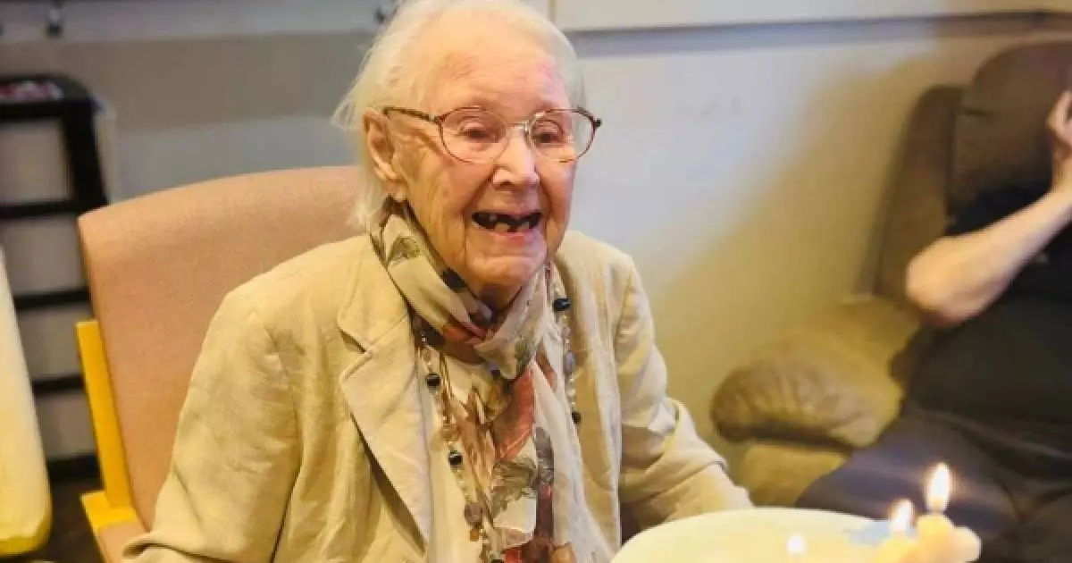  106 жастағы британдық ұзақ өмір сүрудің құпиясын айтты 