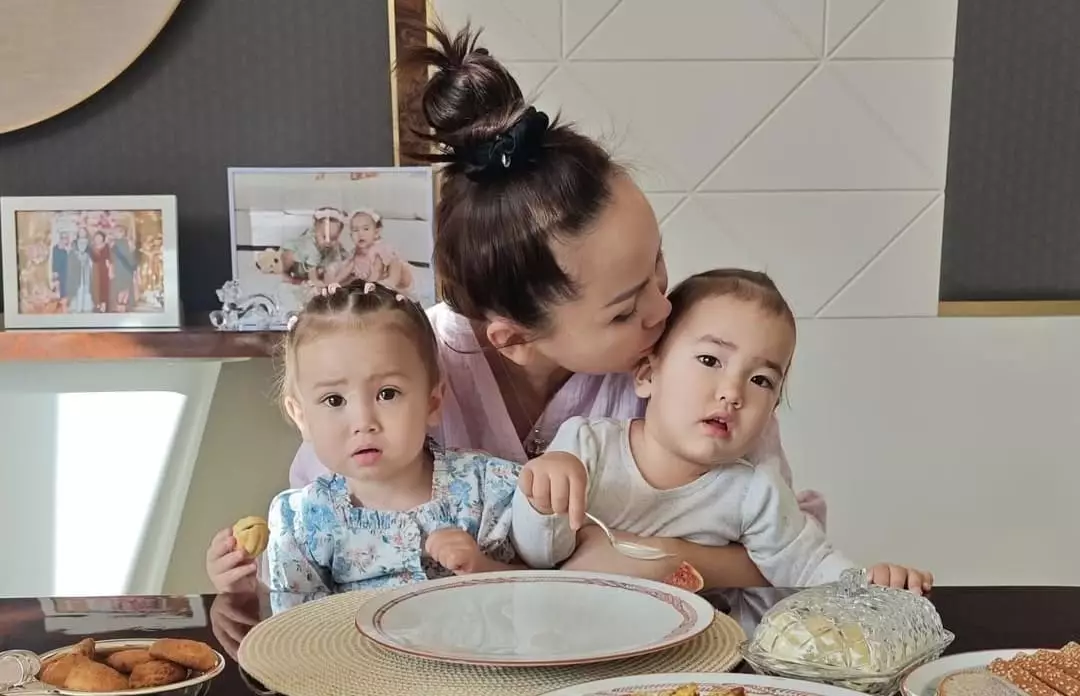 Баян Алагөзова кіші қыздарының жаңа фотосын жариялап, желіні елжіретті