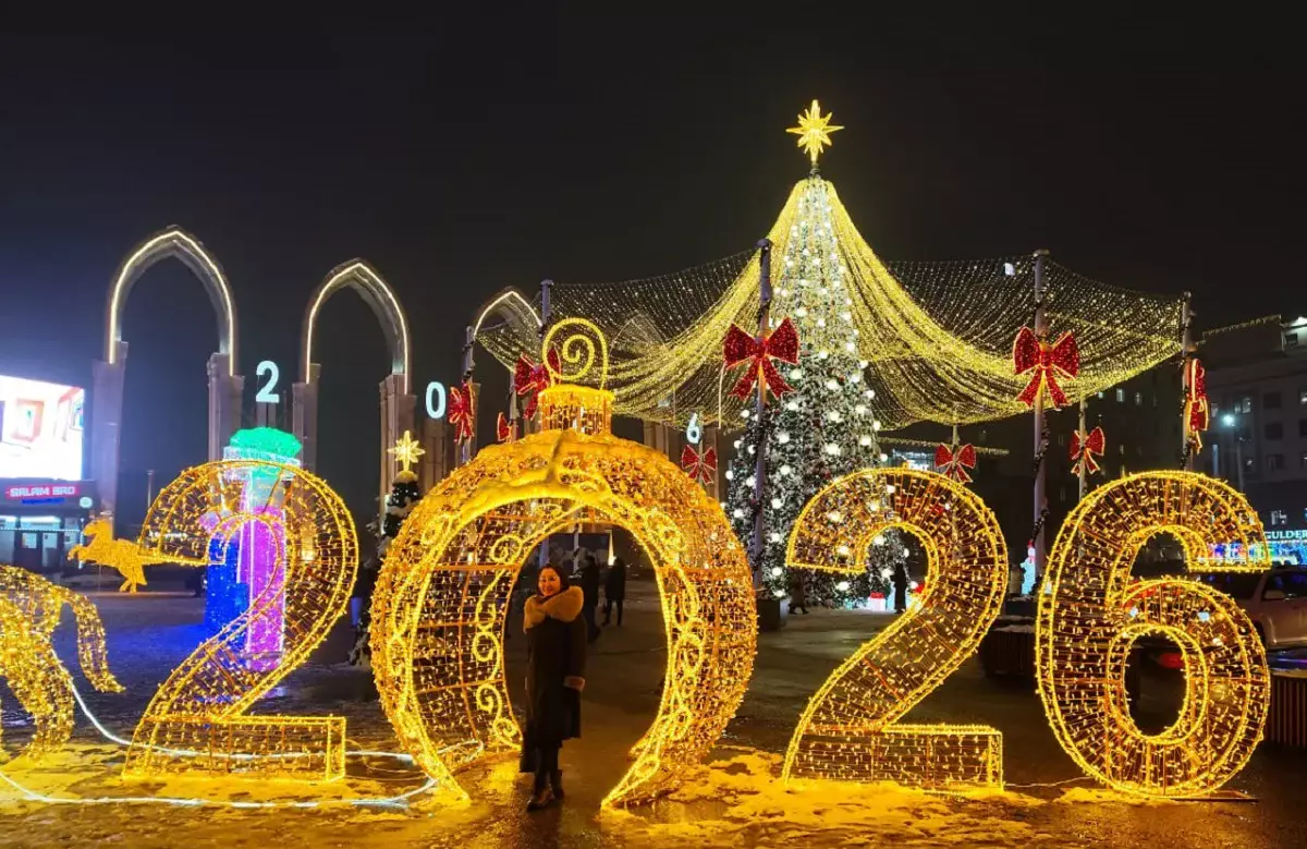 Түрлі-түсті шам, аниматорлар мен әсем әуен: Алматыда безендіру жұмыстары аяқталды