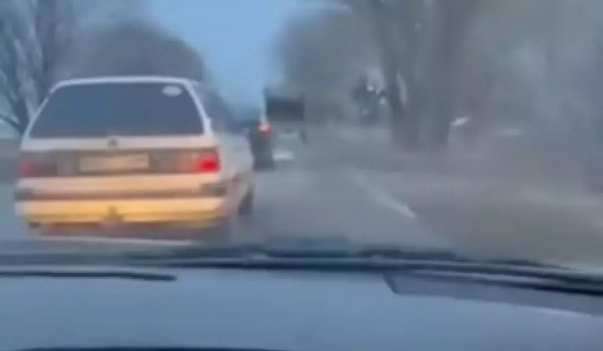 «Көлікпен сүйреген»: жол үстінде түсірілген жантүршігерлік видео жарияланды