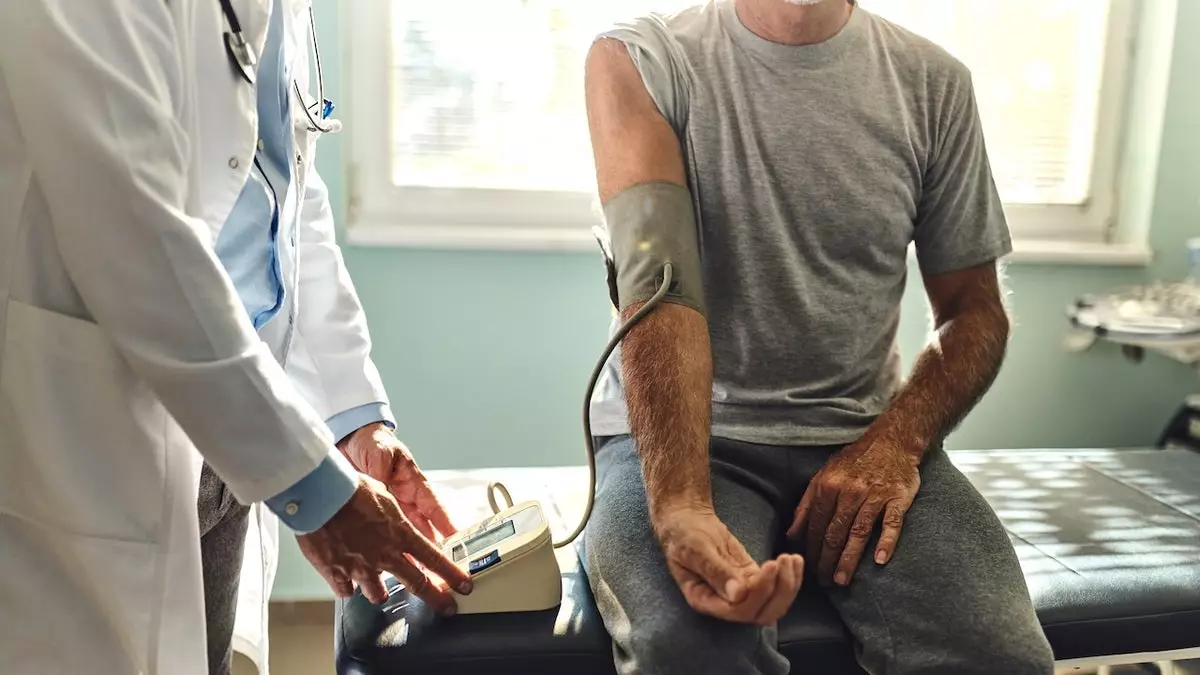 Ученые определили причину, по которой вакцина от COVID-19 может вызывать воспаление сердца у некоторых людей.