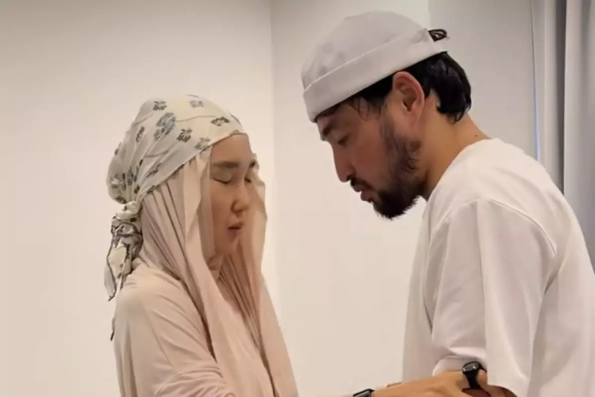 «Дұғада болыңыздаршы»: Танымал блогер жүре алмай қалғанын айтты (ВИДЕО)