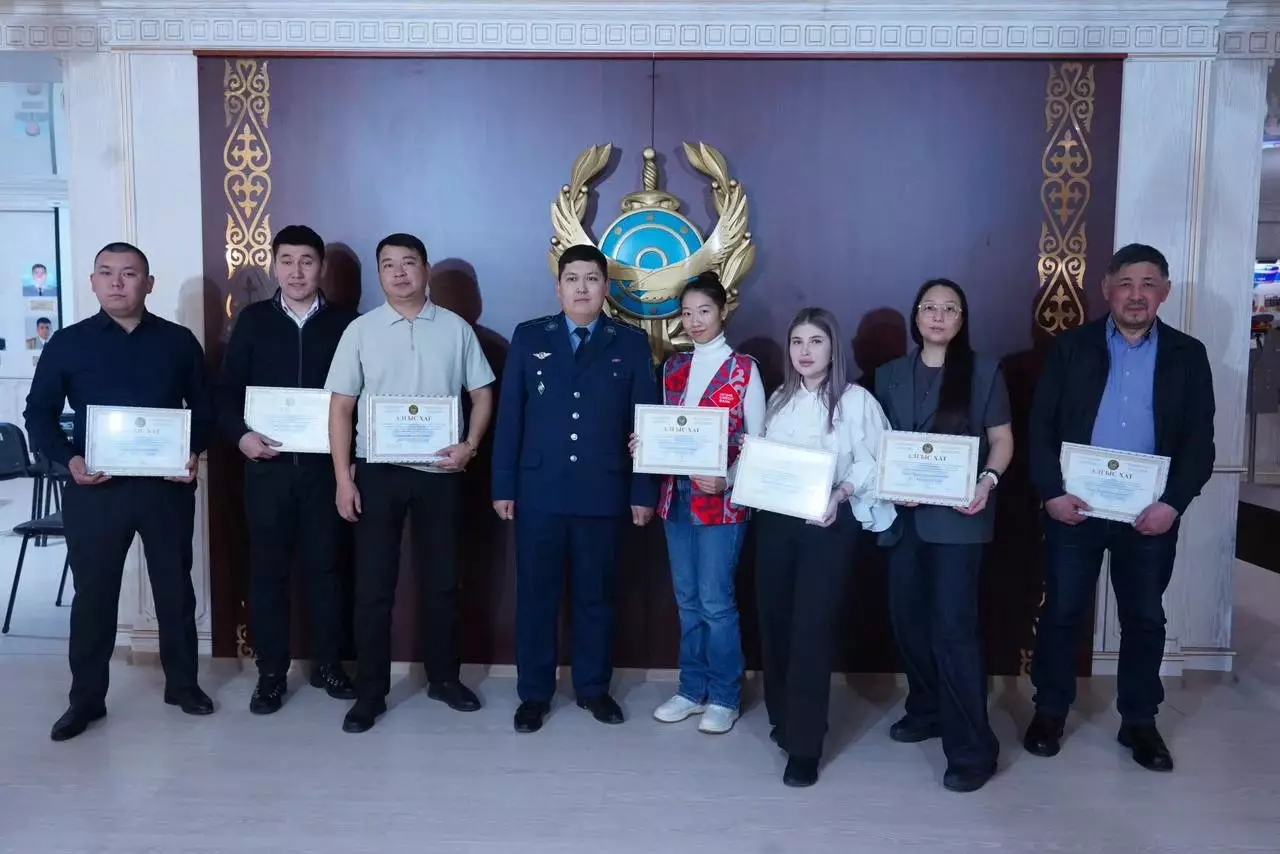 Бдительные граждане в Казахстане получили награды за спасение пенсионеров от мошенников.