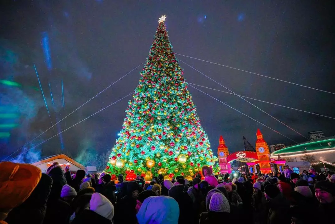 В Астане одновременно зажглись более 40 новогодних ёлок