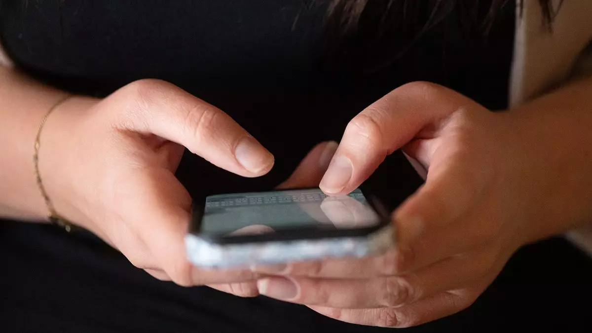 Праздничные доставки и фальшивые SMS с отслеживанием: как мошенники следят за вами.