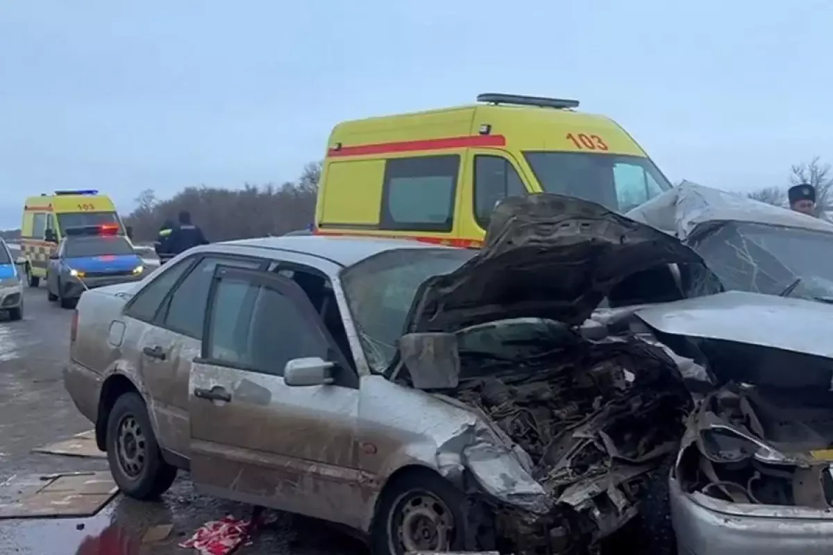 Двое погибли при лобовом столкновении авто на трассе в ЗКО