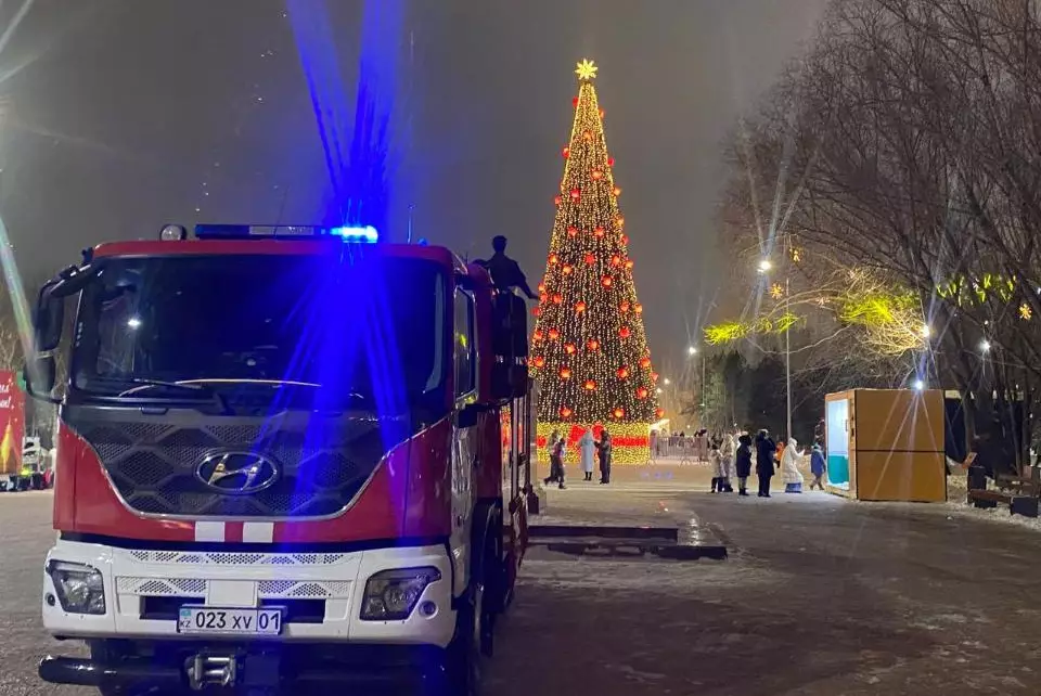 Как МЧС обеспечивало безопасность на зажжении ёлок в Астане
